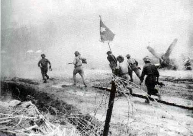 Soldados vietnamitas cruzaron el puente Muong Thanh y atacaron la última trinchera de la fortaleza de Dien Bien Phu. (Foto: Archivo)