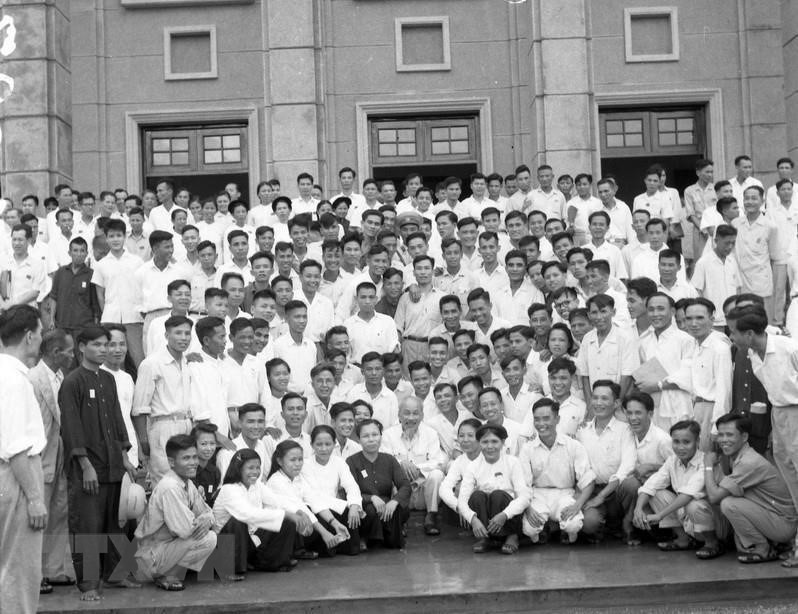 El Presidente Ho Chi Minh concede gran importancia al papel de la prensa, al considerarla como un arma afilada de la Revolución. En la foto: El Presidente Ho Chi Minh con periodistas que cubrían el tercer Congreso Nacional del Partido Comunista de Vietnam, en septiembre de 1960. (Foto: Archivo/VNA)