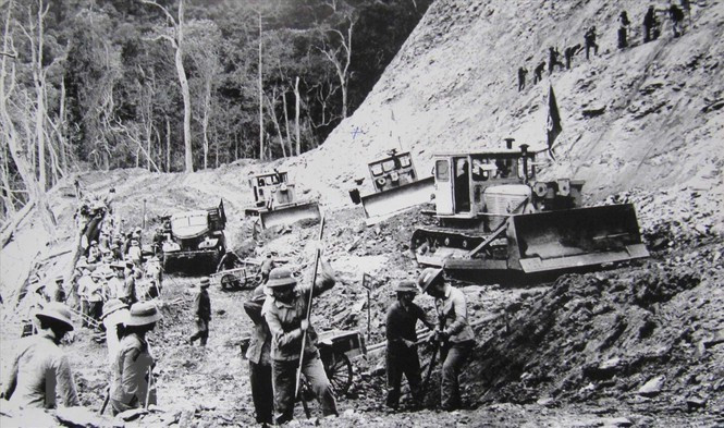 Desde 1959 hasta 1975, los legendarios soldados de Truong Son y pobladores locales trabajaron para mantener una red que atravesaba 21 provincias de Vietnam, Laos y Camboya, con una longitud total de 20 mil kilómetros de carretera, 600 kilómetros de vía fluvial, mil 400 de oleoductos, y mil 500 kilómetros de líneas de comunicaciones. (Fuente: VNA)