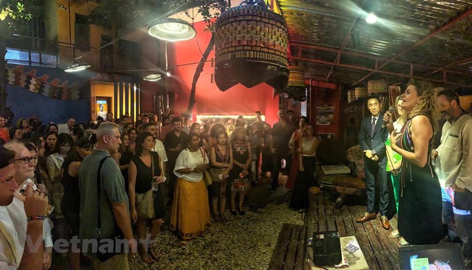 En el marco del evento, también se organizaron un desfile de moda de diseños de la empresa española Chula Fashion. Los diseños combinan la quintaesencia de la cultura tradicional vietnamita con el estilo de la región mediterránea. (Foto: Vietnam +)