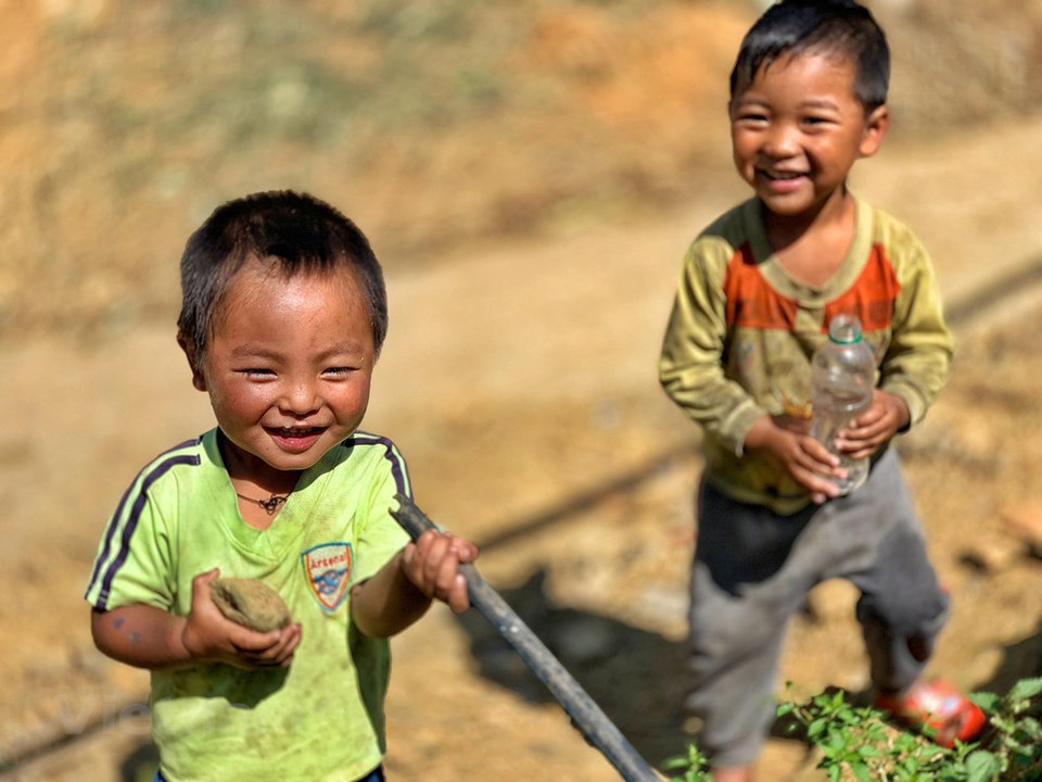 Las niñas atrapan flores, mientras que los niños juegan en la construcción de casas... (Foto: Vietnam +)