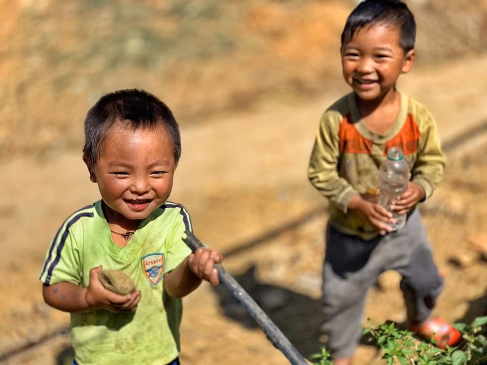 Las niñas atrapan flores, mientras que los niños juegan en la construcción de casas... (Foto: Vietnam +)