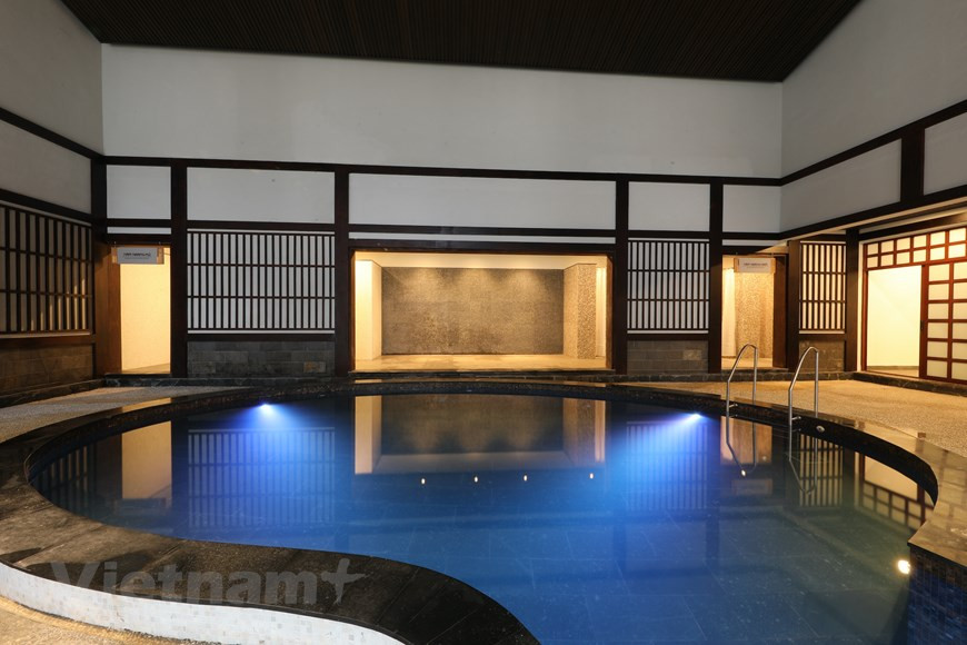Los visitantes que ingresen al espacio podrán disfrutar de la relajación más completa. El manantial mineral Yoko Onsen es una de las tres minas de agua mineral con muchos usos tales como: ayudar a contribuir a la eliminación de toxinas; aliviar el dolor y la rehabilitación; promover la circulación sanguínea; mejora inmunológica; apoyar el tratamiento de enfermedades de la piel, rejuvenecimiento de la piel; refrescar el espíritu, reducir el estrés. Además, es bueno para la salud de los ancianos y trabajadores estresados. El agua mineral aquí tiene un pH neutro, adecuado para todas las edades. Esta fuente mineral es rica en minerales saludables los iones Na+ y Cl- representan más de 20 g por litro (Foto: Vietnam +)