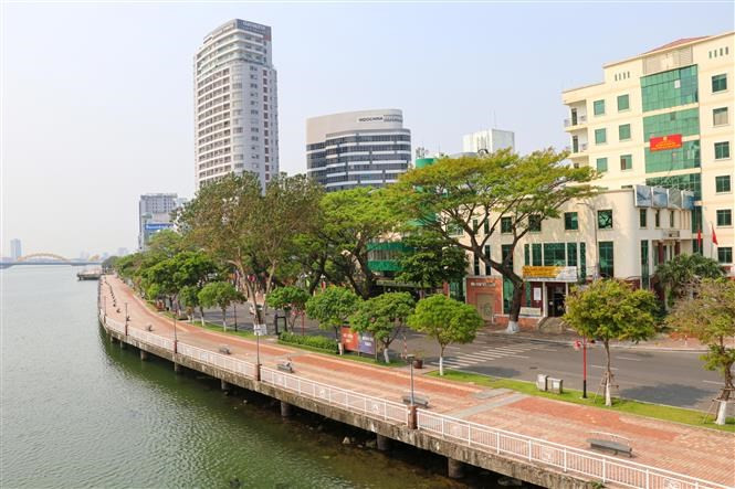 Una calle peatonal a lo largo del río Han se vacía al implementar la política de distanciamiento social (Foto: VNA)