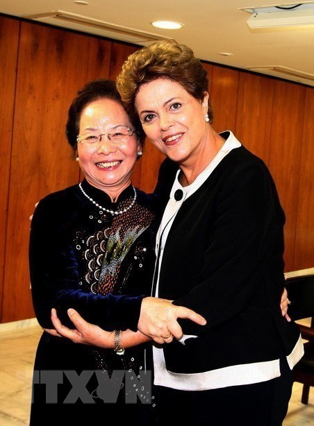 Vicepresidenta Nguyen Thi Doan se reúne con la presidenta, Dilma Rousseff, el 15 de mayo de 2015, en el marco de la 25 Cumbre Mundial de Mujeres celebrada en Brasil. (Foto: VNA)