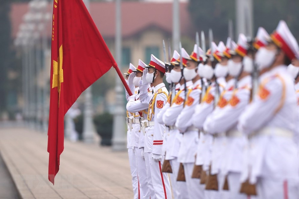 La ceremonia de izamiento de la bandera nacional en la plaza Ba Dinh en la mañana del 30 de abril de 2020. (Foto: VNA)