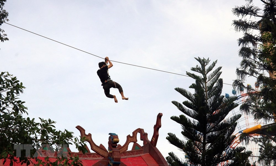 Los turistas visitan el zoológico más grande de Vietnam en la isla Phu Quoc (Kien Giang). (Foto: VNA)