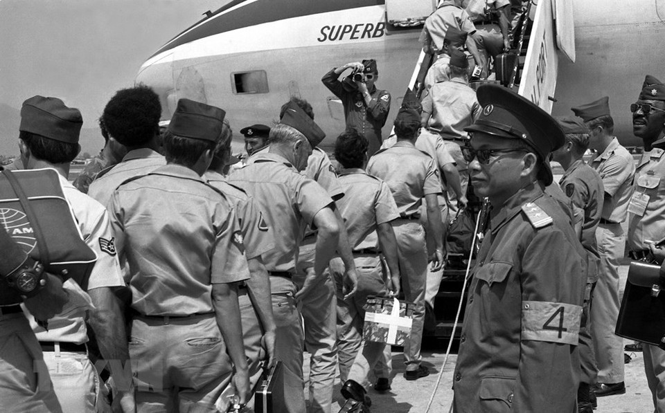 Al implementar el Acuerdo de París, el 29 de marzo de 1973, los últimos soldados estadounidenses abordaron un avión en el aeropuerto de Da Nang para retirarse de Vietnam bajo la supervisión de observadores internacionales. (Foto: VNA)