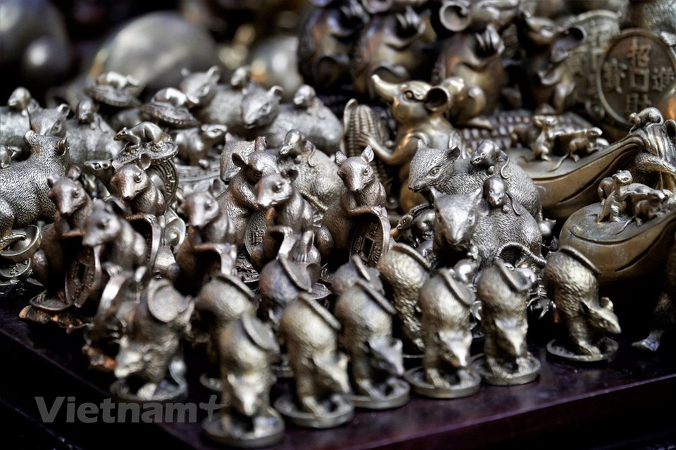 Según la tradición, la imagen de la rata se ha asociado con el comienzo, la suerte y la plenitud. Por lo tanto, las estatuas de Feng Shui en el hogar ayudarán a los propietarios a obtener más riqueza, seguridad y prosperidad. (Foto: Vietnam +)