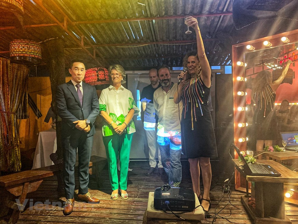 Diversas y deliciosas fueron las impresiones que expresaron los invitados vietnamitas e internacionales para describir las tapas, una de las tradiciones gastronómicas más populares de España, durante una ceremonia, efectuada el pasado sábado en Hanoi, en ocasión del Día Mundial de este plato (18 de junio). (Foto: Vietnam+)