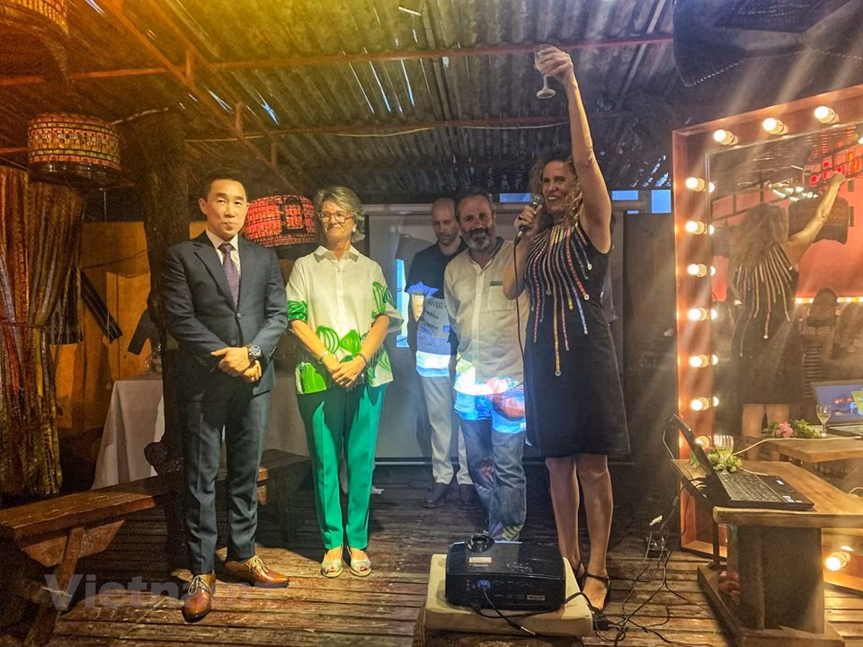 Diversas y deliciosas fueron las impresiones que expresaron los invitados vietnamitas e internacionales para describir las tapas, una de las tradiciones gastronómicas más populares de España, durante una ceremonia, efectuada el pasado sábado en Hanoi, en ocasión del Día Mundial de este plato (18 de junio). (Foto: Vietnam+)