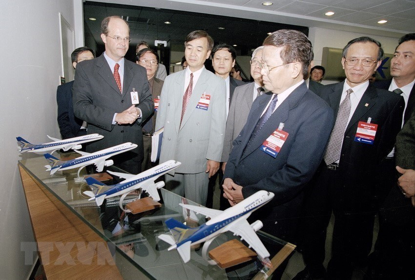 Presidente Tran Duc Luong visita la sede de la empresa brasileña Embraer en Sao Paulo, durante su visita oficial al país sudamericano en noviembre de 2004. (Foto: VNA)