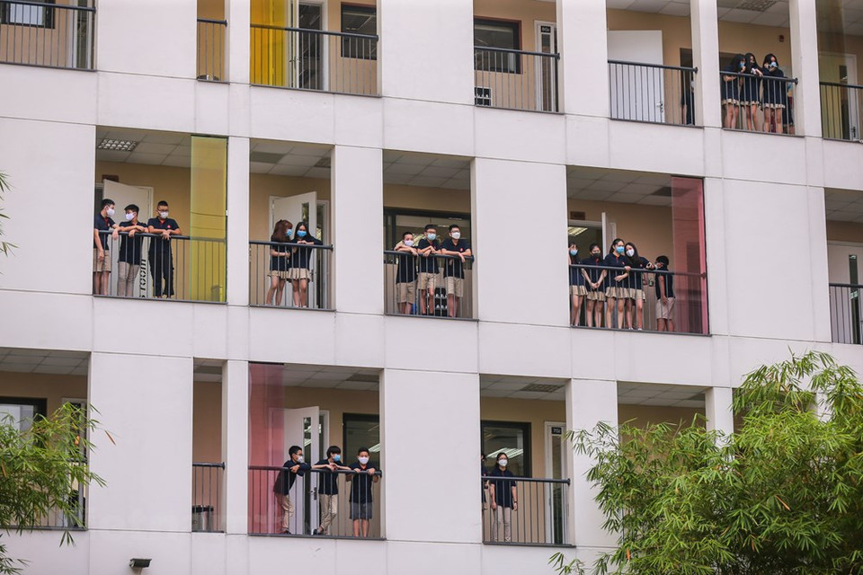Durante el primer período del lunes por la mañana (4 de mayo), los maestros informaron a los estudiantes sobre medidas preventivas a COVID-19. Al mismo tiempo, se supervisarán regularmente la salud de los estudiantes en la escuela. (Foto: Minh Son / Vietnam +)