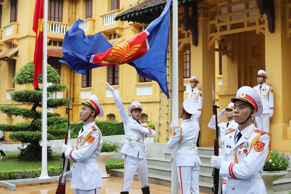 Izamiento de bandera de ASEAN para celebrar 53 aniversario de su fundación (Foto: VNA)