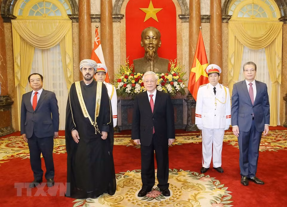 El Secretario General del Partido Comunista y Presidente Nguyen Phu Trong recibió al nuevo embajador de Omán, Saleh Mohamed Ahmed Al Saqri (Foto: VNA)