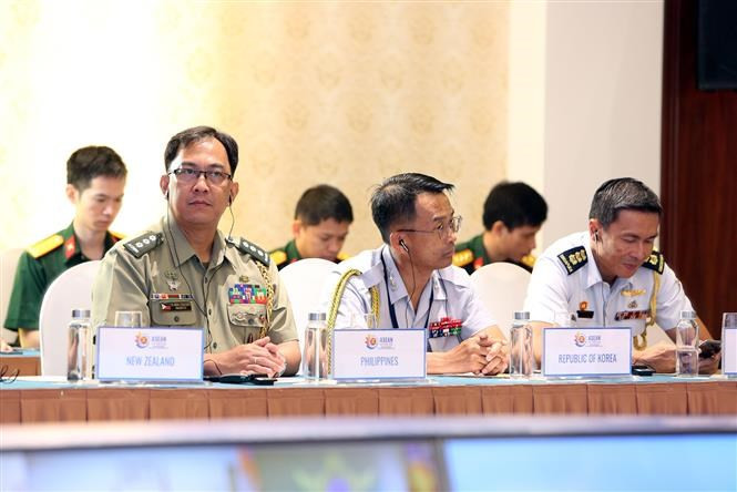 El general Vu Chien Thang, director del Departamento de Relaciones Exteriores del Ministerio de Defensa, preside la conferencia (Foto: VNA)