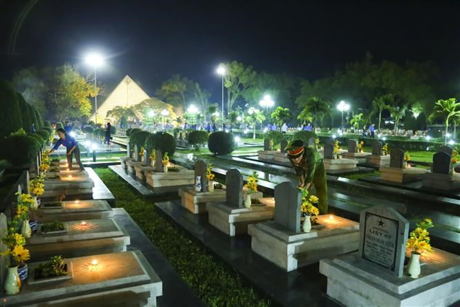 La generación más joven enciende velas en conmemoración de los héroes que dieron sus vidas en esta tierra histórica (Foto: VNA)
