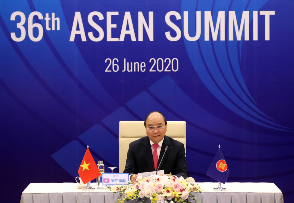 El primer ministro de Vietnam, Nguyen Xuan Phuc, presidente de ASEAN 2020, pronunció el discurso de apertura de la 36 Cumbre de la ASEAN. ( Foto: VNA)