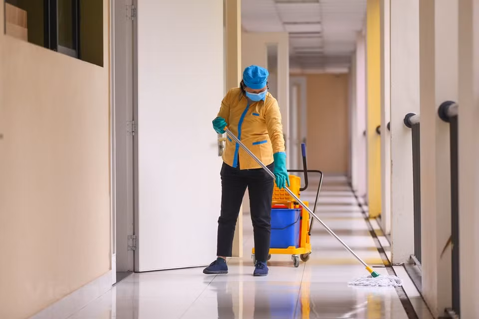Antes el riesgo del contagio del nuevo coronavirus (2019-nCoV), muchas escuelas en Vietnam iniciaron hoy la fumigación y la limpieza. (Foto: Vietnam +)