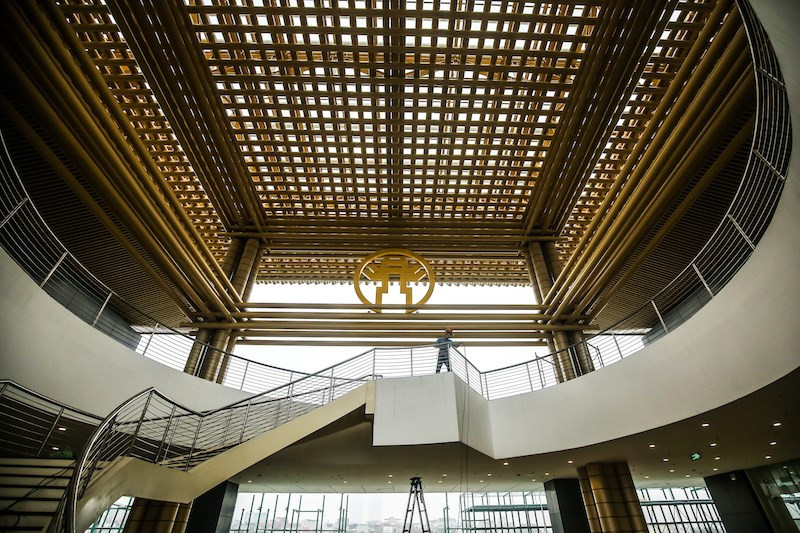 El edificio Pit está recibiendo el cuidado final para los detalles de decoración de interiores. Todo se completará y se entregará a la FIA en marzo de 2020 a tiempo, listo para la primera carrera más grande del mundo que se celebrará en Vietnam del 3 al 5 de abril. Se utilizan un total de 3.200 losas de hormigón para la pista de Hanoi, lo que equivale a una longitud de 12.800 m. Al acoger la carrera de Fórmula 1 en 2020, Vietnam se convertirá en el tercer país del Sudeste Asiático que albergue esta competencia, después de Malasia y Singapur. (Foto: Vietnam +)