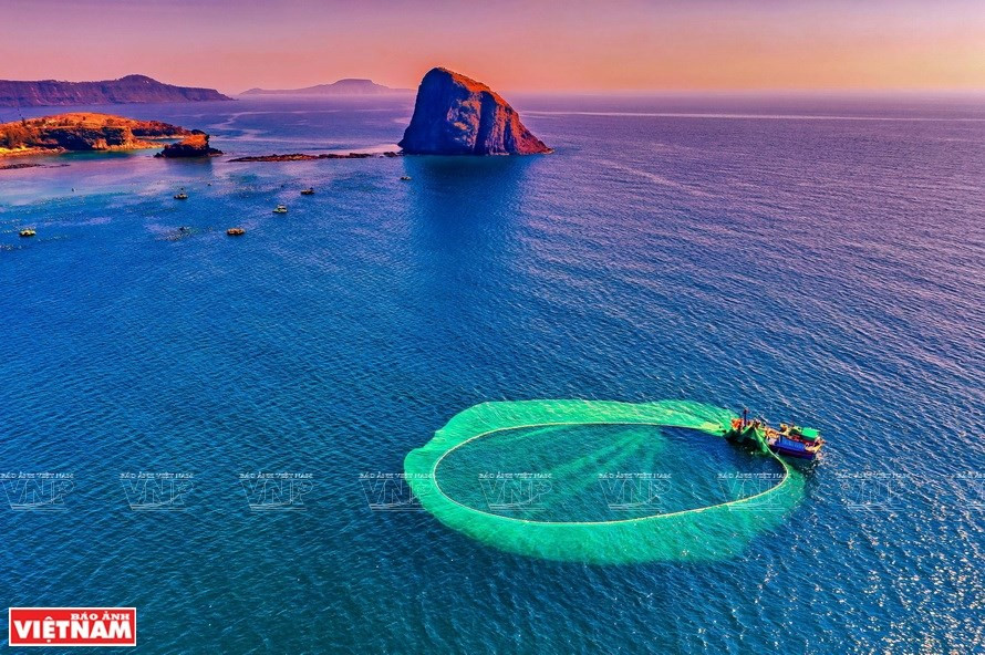 “Bình minh trên biển” (Amanecer en el mar) - Autor: Ngo Thi Thu Ba (Fuente: VNP)