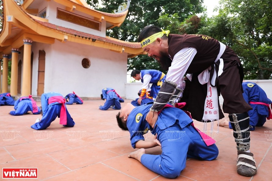 El maestro Nguyen Khac Phan instruye a sus alumnos (Foto: VNA)