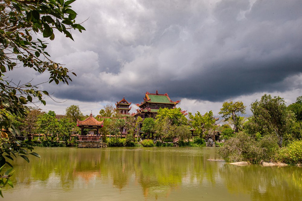 Binh Dinh ha sido conocida durante mucho tiempo como la antigua capital del Reino de Champa, y aún se quedan las reliquias del castillo Do Ban y las torres Cham. Sin embargo, en los últimos años, los turistas han venido a Binh Dinh no solo para admirar las torres Cham con su arquitectura única, sino también para visitar la famosa pagoda Thien Hung. La pagoda Thien Hung se encuentra en la autopista 1A, en la comuna de An Nhon, a unos 23 km del centro de la ciudad de Quy Nhon, en Binh Dinh. Los turistas que visitan Quy Nhon desde el aeropuerto de Phu Cat, podrán visitar la pagoda Thien Hung con facilidad. (Foto: Vietnam +)