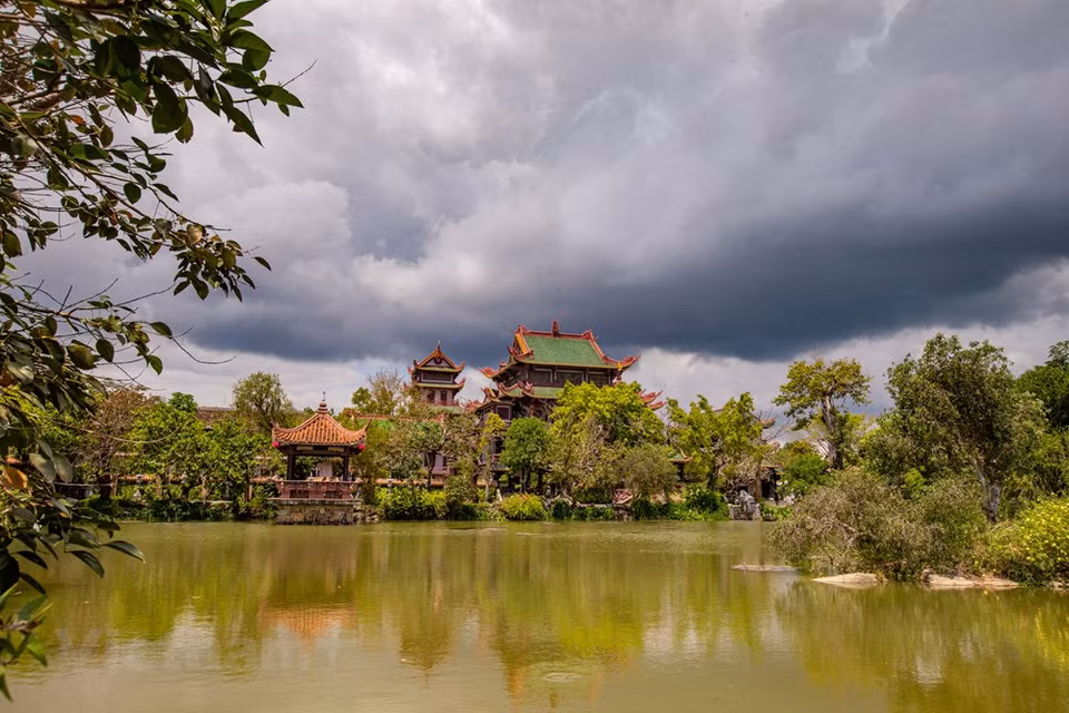 Binh Dinh ha sido conocida durante mucho tiempo como la antigua capital del Reino de Champa, y aún se quedan las reliquias del castillo Do Ban y las torres Cham. Sin embargo, en los últimos años, los turistas han venido a Binh Dinh no solo para admirar las torres Cham con su arquitectura única, sino también para visitar la famosa pagoda Thien Hung. La pagoda Thien Hung se encuentra en la autopista 1A, en la comuna de An Nhon, a unos 23 km del centro de la ciudad de Quy Nhon, en Binh Dinh. Los turistas que visitan Quy Nhon desde el aeropuerto de Phu Cat, podrán visitar la pagoda Thien Hung con facilidad. (Foto: Vietnam +)