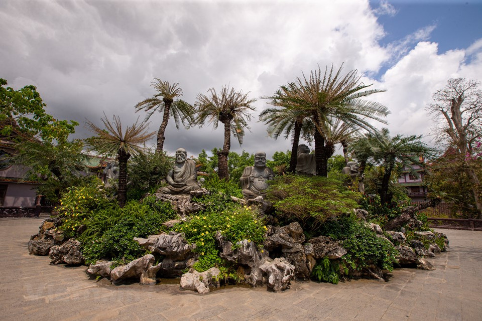 Binh Dinh es un lugar donde el arte de la ópera está muy desarrollado asociado con el nombre de Dao Duy Tu (Actualmente el templo del famoso Dao Duy Tu se encuentra en el barrio de Hoai Thanh Tay, ciudad de Hoai Nhon, a 2 km de la Carretera Nacional 1A). Las comparsas de Tuong, un tipo de opera tradicional de Binh Dinh, se forman en todos los distritos. El canto en Tuong es un factor importante que contribuye a una ópera buena y única combinada con los gestos del dúo. La combinación de artes marciales en las membranas acrobáticas, la lucha en cada comparas de Tuong es diferente dependiendo del nivel de los artistas. (Foto: Vietnam +)