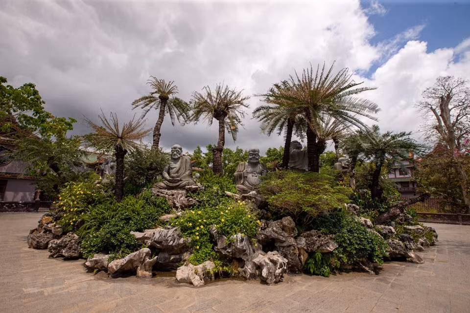Binh Dinh es un lugar donde el arte de la ópera está muy desarrollado asociado con el nombre de Dao Duy Tu (Actualmente el templo del famoso Dao Duy Tu se encuentra en el barrio de Hoai Thanh Tay, ciudad de Hoai Nhon, a 2 km de la Carretera Nacional 1A). Las comparsas de Tuong, un tipo de opera tradicional de Binh Dinh, se forman en todos los distritos. El canto en Tuong es un factor importante que contribuye a una ópera buena y única combinada con los gestos del dúo. La combinación de artes marciales en las membranas acrobáticas, la lucha en cada comparas de Tuong es diferente dependiendo del nivel de los artistas. (Foto: Vietnam +)