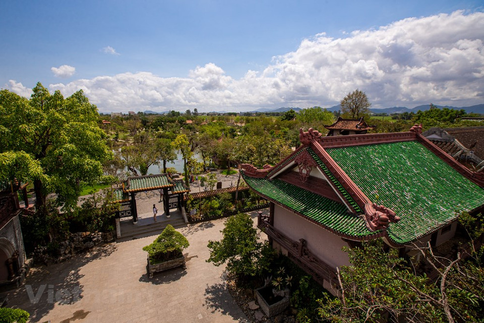 La pagoda Thien Hung no es muy grande como muchos otros templos famosos. Sin embargo, los visitantes se atraen por el diseño de la pagoda Thien Hung que goza de una combinación entre la arquitectura asiática tradicional y la moderna con los pabellones construidos de techos de tejas curvas como el antiguo palacio. Además el campus está decorado con muchas plantas ornamentales, de las cuales numerosas son bonsai con hermosas, elegantes, cuidadosamente recortadas, lo que le da a las personas una agradable sensación de frescura, y el color verde fresco hace que este lugar tranquilo sea aún más pacífico y relajante. (Foto: Vietnam +)