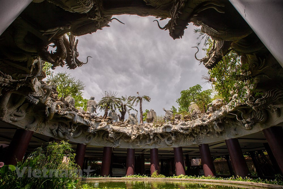 La pagoda de Thien Hung es uno de los destinos turísticos más atractivos de Binh Dinh, una tierra con una larga historia con la cultura Sa Huynh, que solía ser la antigua capital del reino de Champa, pero aún se conservan herencias como el castillo Do Ban y las torres Cham con un arte arquitectónico único, además tierra natal de muchos famosos. Las artes marciales y la diversidad cultural son ricas en varios tipos de artes como la cabaña de canciones, el canto de ópera y la música marcial de Tay Son. A través de la lente de la cámara de los turistas, la pagoda de Thien Hung no es solo una obra religiosa y cultural, sino que también se convierte en una imagen artística esbozada a través de los delicados dibujos de artistas. (Foto: Vietnam +)