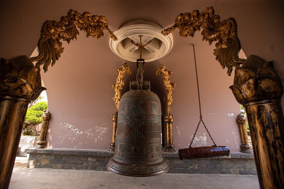 A través de la lente de la cámara de los turistas, la pagoda de Thien Hung no es solo una obra religiosa y cultural, sino que también se convierte en una imagen artística esbozada a través de los delicados dibujos de artistas. La pagoda Thien Hung conserva las reliquias del Buda Shakyamuni, donado por el Templo Dorado en Yanggoon, Myanmar, en julio de 2013. Debido a su fama, cada año, la pagoda Thien Hung recibe a miles de turistas. En la provincia de Binh Dinh, donde está la pagoda, los visitantes pueden disfrutase de las artes marciales y la diversidad cultural como la cabaña de canciones, el canto de ópera, la música marcial de Tay Son, los vítores de la gente del mar, junto con festivales como el Dong Da, la fiesta de la pesca, la fiesta de las etnias montañosas. (Foto: Vietnam +)