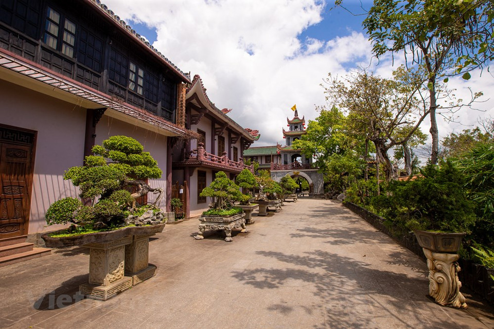 Las obras están construidas íntegramente según la arquitectura oriental, fácil de crear una sensación de intimidad, familiaridad, suavidad llena de antigüedad. A través de la lente de la cámara de los turistas, la pagoda de Thien Hung no es solo una obra religiosa y cultural, sino que también se convierte en una imagen artística esbozada a través de los delicados dibujos de artistas. La pagoda Thien Hung conserva las reliquias del Buda Shakyamuni, donado por el Templo Dorado en Yanggoon, Myanmar, en julio de 2013. Debido a su fama, cada año, la pagoda Thien Hung recibe a miles de turistas. (Foto: Vietnam +)
