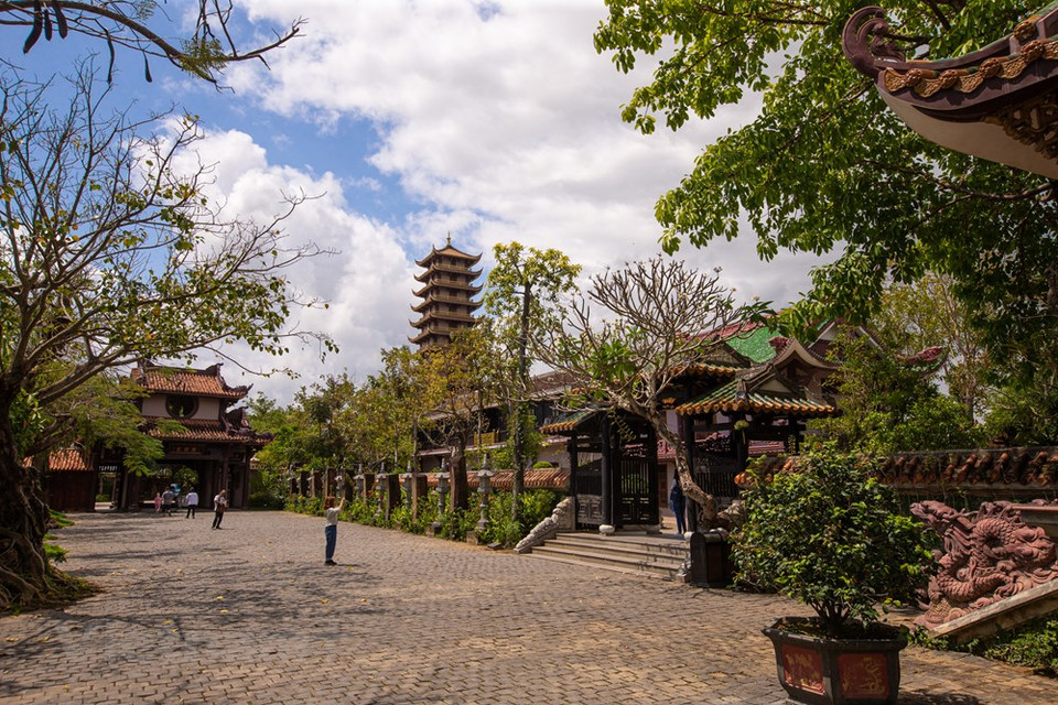 Binh Dinh es una tierra con una larga historia con la cultura Sa Huynh, solía ser la antigua capital del reino de Champa, pero aún se conservan herencias como el castillo Do Ban y las torres Cham con un arte arquitectónico único. Este es también el lugar donde comenzó el movimiento de levantamiento campesino en el siglo XVIII con el nombre del héroe Nguyen Hue; es la ciudad natal de los famosos Tran Quang Dieu, Bui Thi Xuan, Nguyen Dang Lam, conocido doctor Pham Ngoc Thach, Ngo May, Tang Bat Ho, Diep Truong Phat ..., y los poetas Nguyen Dieu, Dao Tan, Han Mac Tu, Xuan Dieu, Che Lan Vien y Yen Lan. (Foto: Vietnam +)