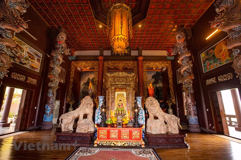 Binh Dinh es un lugar donde el arte de la ópera está muy desarrollado asociado con el nombre de Dao Duy Tu (Actualmente el templo del famoso Dao Duy Tu se encuentra en el barrio de Hoai Thanh Tay, ciudad de Hoai Nhon, a 2 km de la Carretera Nacional 1A). Las comparsas de Tuong, un tipo de opera tradicional de Binh Dinh, se forman en todos los distritos. El canto en Tuong es un factor importante que contribuye a una ópera buena y única combinada con los gestos del dúo. La combinación de artes marciales en las membranas acrobáticas, la lucha en cada comparas de Tuong es diferente dependiendo del nivel de los artistas. (Foto: Vietnam +)