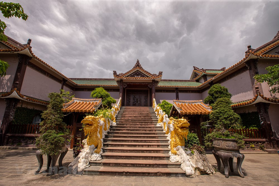 La pagoda de Thien Hung es uno de los destinos turísticos más atractivos de Binh Dinh, una tierra con una larga historia con la cultura Sa Huynh, que solía ser la antigua capital del reino de Champa, pero aún se conservan herencias como el castillo Do Ban y las torres Cham con un arte arquitectónico único, además tierra natal de muchos famosos. Las artes marciales y la diversidad cultural son ricas en varios tipos de artes como la cabaña de canciones, el canto de ópera y la música marcial de Tay Son. Binh Dinh también es conocido por su tradición. Las artes marciales y la diversidad cultural son ricas en varios tipos de artes como la cabaña de canciones, el canto de ópera, la música marcial de Tay Son, los vítores de la gente del mar, junto con festivales como el Dong Da, la fiesta de la pesca, la fiesta de las etnias montañosas ...(Foto: Vietnam +)