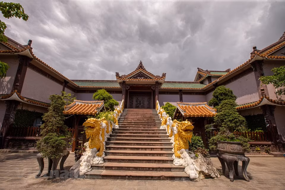 La pagoda de Thien Hung es uno de los destinos turísticos más atractivos de Binh Dinh, una tierra con una larga historia con la cultura Sa Huynh, que solía ser la antigua capital del reino de Champa, pero aún se conservan herencias como el castillo Do Ban y las torres Cham con un arte arquitectónico único, además tierra natal de muchos famosos. Las artes marciales y la diversidad cultural son ricas en varios tipos de artes como la cabaña de canciones, el canto de ópera y la música marcial de Tay Son. Binh Dinh también es conocido por su tradición. Las artes marciales y la diversidad cultural son ricas en varios tipos de artes como la cabaña de canciones, el canto de ópera, la música marcial de Tay Son, los vítores de la gente del mar, junto con festivales como el Dong Da, la fiesta de la pesca, la fiesta de las etnias montañosas ...(Foto: Vietnam +)