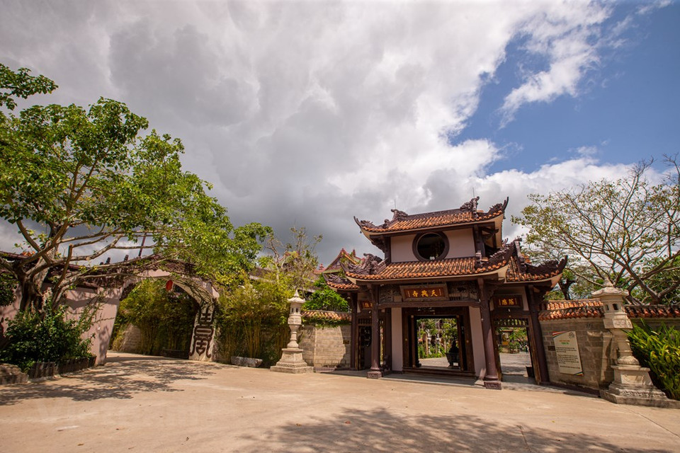 La pagoda Thien Hung se encuentra en la ciudad de An Nhon, a unos 20 km al este del centro de la ciudad de Quy Nhon. Este templo atrae a turistas y budistas no solo por su atracción turística, sino también por su valor espiritual. Se dice que en este lugar se guardan la Esmeralda del Buda Shakyamuni, y por lo tanto el lugar será bendecido por el Buda. Cada año, la pagoda da la bienvenida a miles de turistas y creyentes, en parte gracias a la reputación del monje superior Thich Dong Ngo sobre su conocimiento de feng shui y la enseñanza del Dharma. (Foto: Vietnam +)