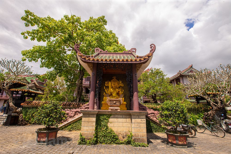 La pagoda de Thien Hung es uno de los destinos turísticos más atractivos de Binh Dinh, una tierra con una larga historia con la cultura Sa Huynh, que solía ser la antigua capital del reino de Champa, pero aún se conservan herencias como el castillo Do Ban y las torres Cham con un arte arquitectónico único, además tierra natal de muchos famosos. Se conocen también que en este lugar se guardan la Esmeralda del Buda Shakyamuni, y por lo tanto el lugar será bendecido por el Buda. Cada año, la pagoda da la bienvenida a miles de turistas y creyentes, en parte gracias a la reputación del monje superior Thich Dong Ngo sobre su conocimiento de feng shui y la enseñanza del Dharma. (Foto: Vietnam +)