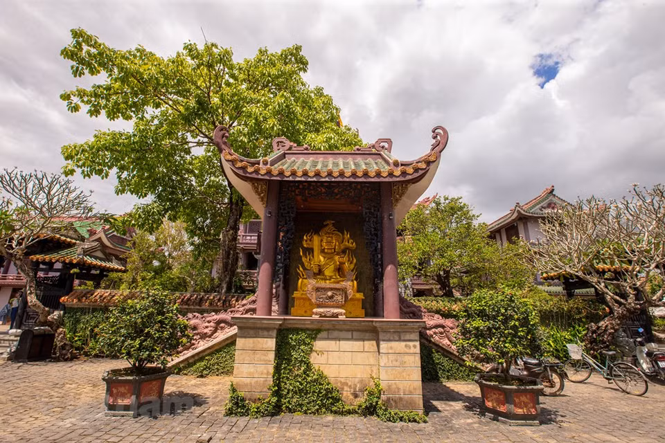 La pagoda de Thien Hung es uno de los destinos turísticos más atractivos de Binh Dinh, una tierra con una larga historia con la cultura Sa Huynh, que solía ser la antigua capital del reino de Champa, pero aún se conservan herencias como el castillo Do Ban y las torres Cham con un arte arquitectónico único, además tierra natal de muchos famosos. Se conocen también que en este lugar se guardan la Esmeralda del Buda Shakyamuni, y por lo tanto el lugar será bendecido por el Buda. Cada año, la pagoda da la bienvenida a miles de turistas y creyentes, en parte gracias a la reputación del monje superior Thich Dong Ngo sobre su conocimiento de feng shui y la enseñanza del Dharma. (Foto: Vietnam +)
