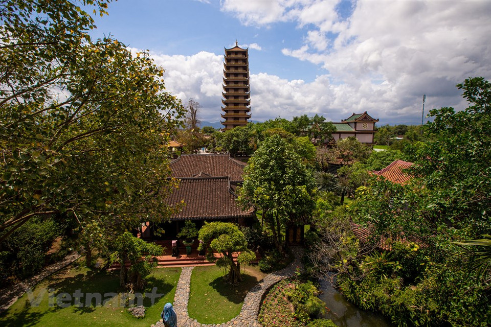 La pagoda Thien Hung se encuentra en la ciudad de An Nhon, a unos 20 km al este del centro de la ciudad de Quy Nhon. Este templo atrae a turistas y budistas no solo por su atracción turística, sino también por su valor espiritual. Se dice que en este lugar se guardan la Esmeralda del Buda Shakyamuni, y por lo tanto el lugar será bendecido por el Buda. Cada año, la pagoda da la bienvenida a miles de turistas y creyentes, en parte gracias a la reputación del monje superior Thich Dong Ngo sobre su conocimiento de feng shui y la enseñanza del Dharma. (Foto: Vietnam +)