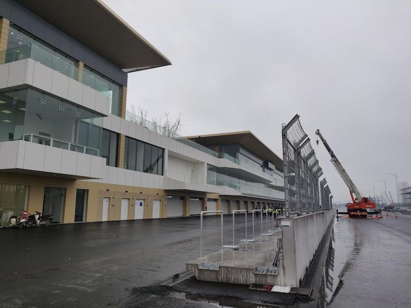 Dentro de la valla de seguridad se encuentra el garaje del equipo. Este será el lugar para la estación de control técnico de los equipos de carreras. Este artículo también se ha completado. La pista, prevista a efectuarse en abril próximo, se espera sea una gran oportunidad para que Vietnam promocione sus destinos turísticos atractivos y seguros para los viajeros nacionales y foráneos en medio de la pandemia del COVID-19. Se trata de un evento deportivo a dimensión internacional, el cual también ayudará a la capital milenaria de Vietnam a promover su imagen y posición en los ojos de los amigos internacionales. (Foto: Vietnam +)