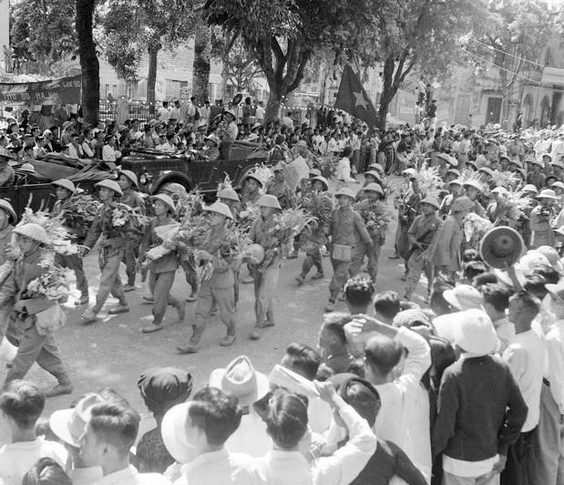 Soldados del Ejército Popular de Vietnam entraron para tomar la capital de Hanoi el 10 de octubre de 1954. (Foto: VNA)
