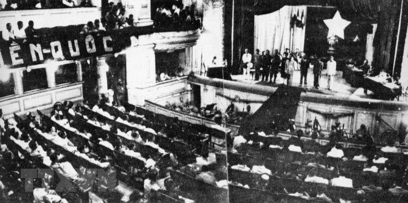 En el primer período de sesiones de la Asamblea Nacional celebrado el 2 de marzo de 1946 en la Ópera de Hanoi, se discutieron y aprobaron la Constitución de 1946. (Foto: VNA)