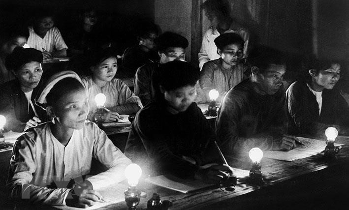 Una clase de enseñanza de letras en Hanoi en los primeros días de la independencia. La “educación popular” es un movimiento para erradicar el analfabetismo entre todo el pueblo, lanzado el 8 de septiembre de 1945 por el Gobierno Provisional de la República Democrática de Vietnam. (Foto: VNA)
