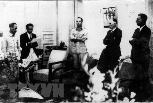 El presidente Ho Chi Minh y Jean Sainteny firmaron el 6 de marzo de 1946 en Hanoi el “Acuerdo preliminar”, según el cual pospusieron temporalmente su relación con Francia para evitar la entrada de las tropas chinas de Chiang Kai-shek al país. (Foto: Nguyen Ba Ky/VNA)