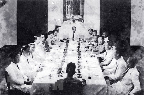 El 3 de septiembre de 1945, el Gobierno Provisional convocó su primera sesión, planteando cuestiones urgentes que eran el hambre, la analfabetismo y la organización de la elección general y la elaboración de una Constitución para la recién nacida República Democrática de Vietnam. (Foto: VNA)