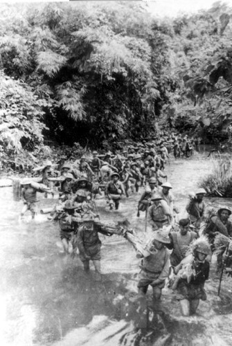 Tropas del Ejército Popular de Vietnam marcharon hacia el Noroeste durante la Operación Invierno-Primavera de 1953-1954 (Foto: VNA)
