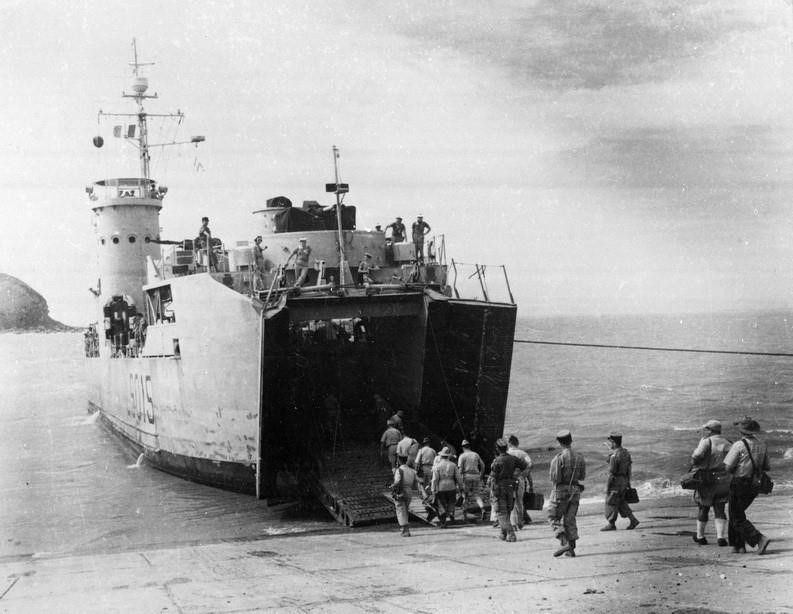 Los últimos soldados franceses abordaron un barco en Do Son para retirarse de Hai Phong, el 15 de mayo de 1955, marcando la liberación total del Norte de Vietnam. (Foto: VNA)